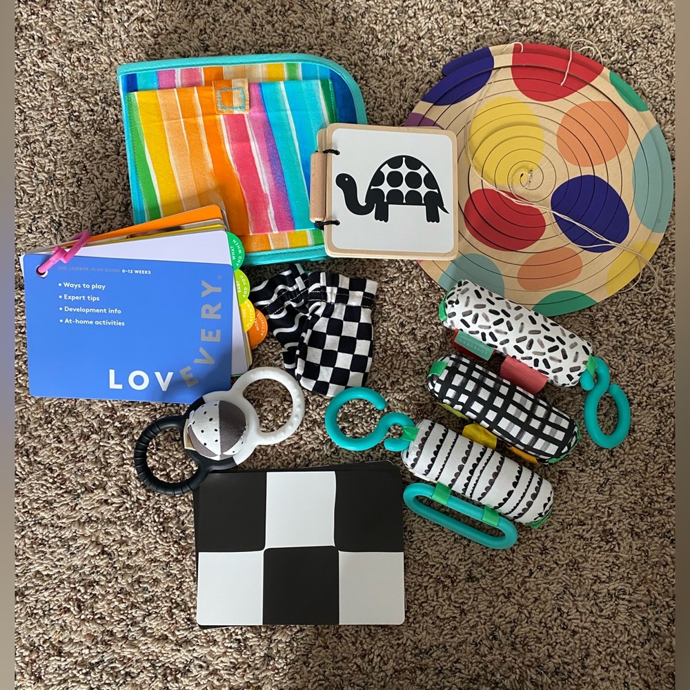 Lovevery The Looker Playkit